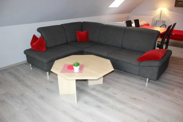 Sofaecke mit Kissen im Wohnraum