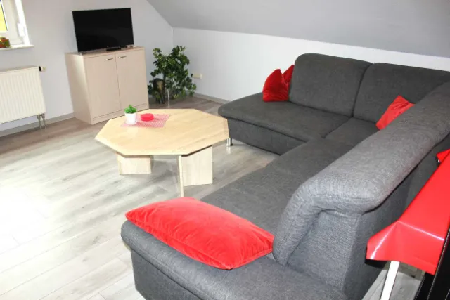 Wohnraum mit rundem Couchtisch und Ecksofa