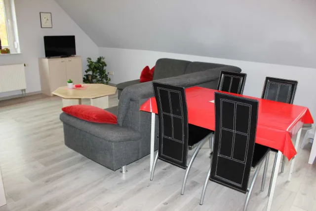 Wohn- und Essbereich mit Sofa und Esstisch