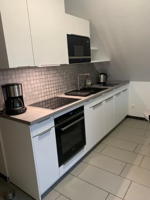 Küchenzeile mit Backofen und Mikrowelle