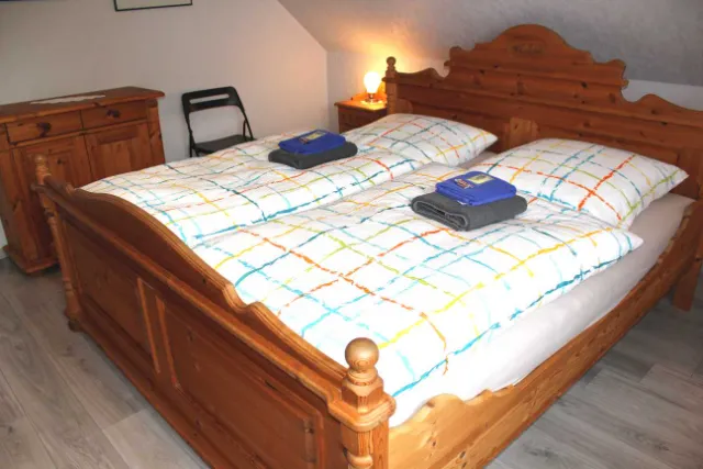 Schlafzimmer mit Doppelbett aus Kiefernholz