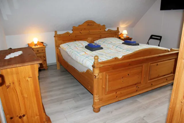 Doppelbett mit Nachttischen und Leselampen