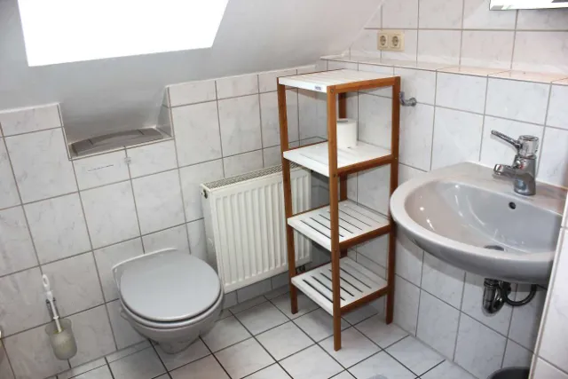 Helles Badezimmer mit Waschbecken und WC