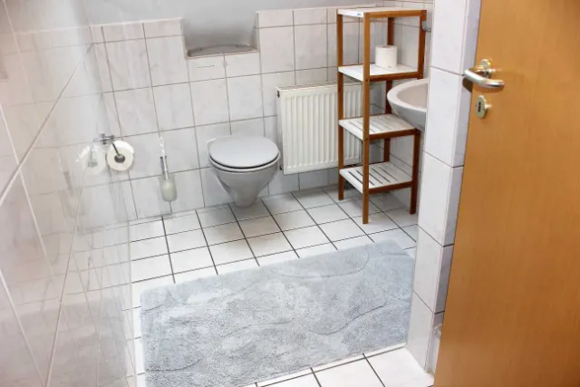 Badezimmer mit Waschtisch und Spiegel