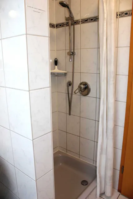Gefliestes Bad mit Dusche