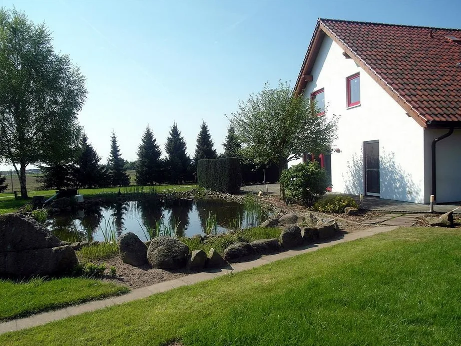 Garten mit Teich und das Haus der Ferienwohnung Prilop in Meinersen